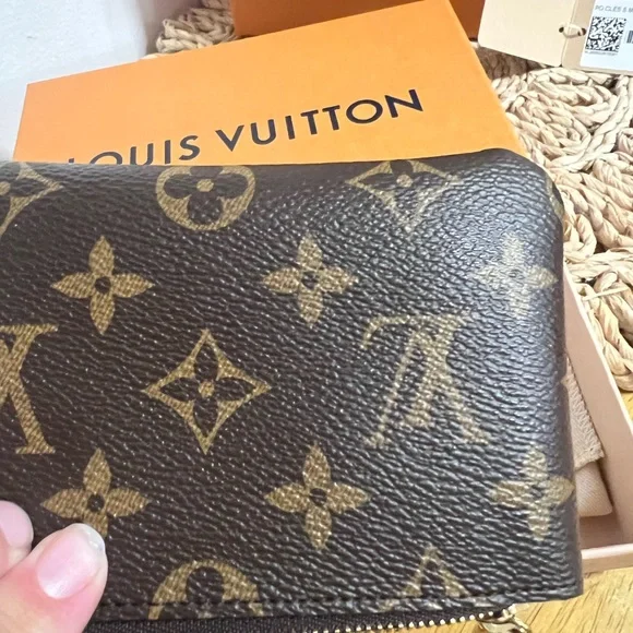 Louis Vuitton Monogram Key Holder - Brown and Gold - Picture 5 of 10